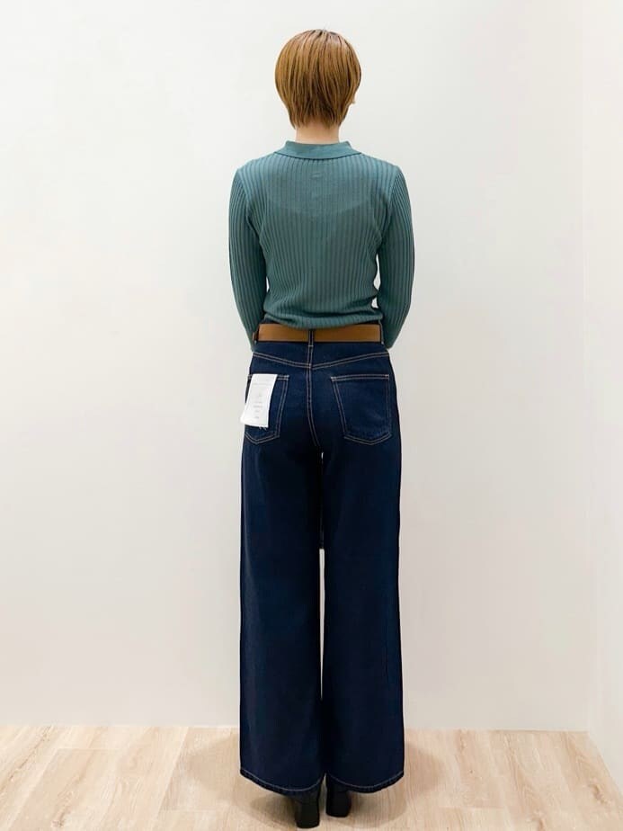 グリーン系のニット/セーター、ブルー系のデニムパンツ、ブラック系のトートバッグを着用したレディースの秋コーディネートの3枚目の写真