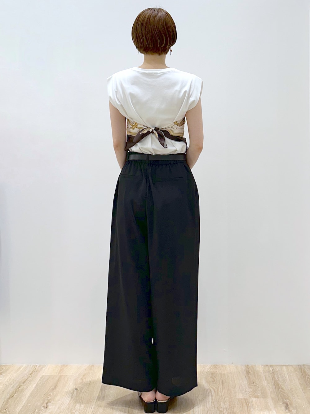 ホワイト系のTシャツ/カットソー、ブラック系のその他パンツ、ホワイト系のハンドバッグを着用したレディースの夏コーディネートの4枚目の写真