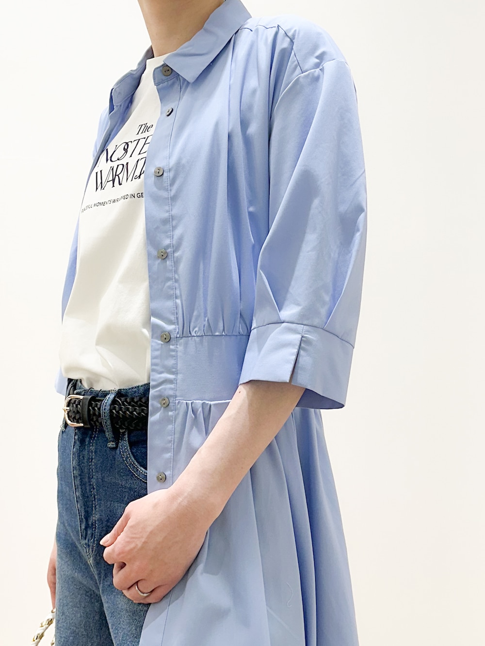 ブルー系のデニムパンツ、ブルー系のワンピース、ホワイト系のトートバッグを着用したレディースの春コーディネートの6枚目の写真