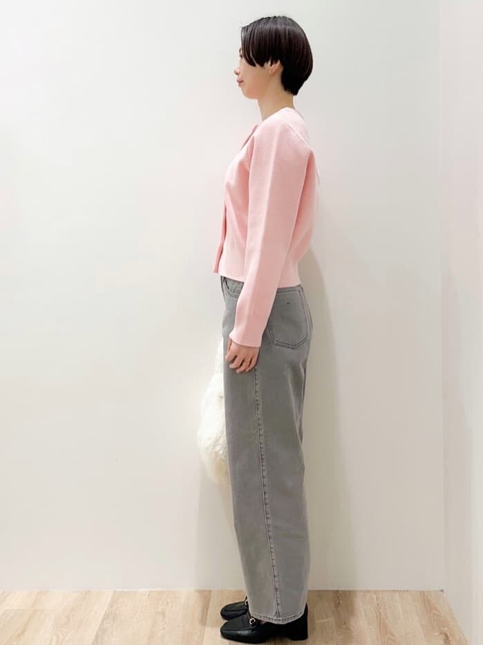 ピンク系のカーディガン/ボレロ、グレー系のその他パンツ、ホワイト系のハンドバッグを着用したレディースの秋コーディネートの2枚目の写真
