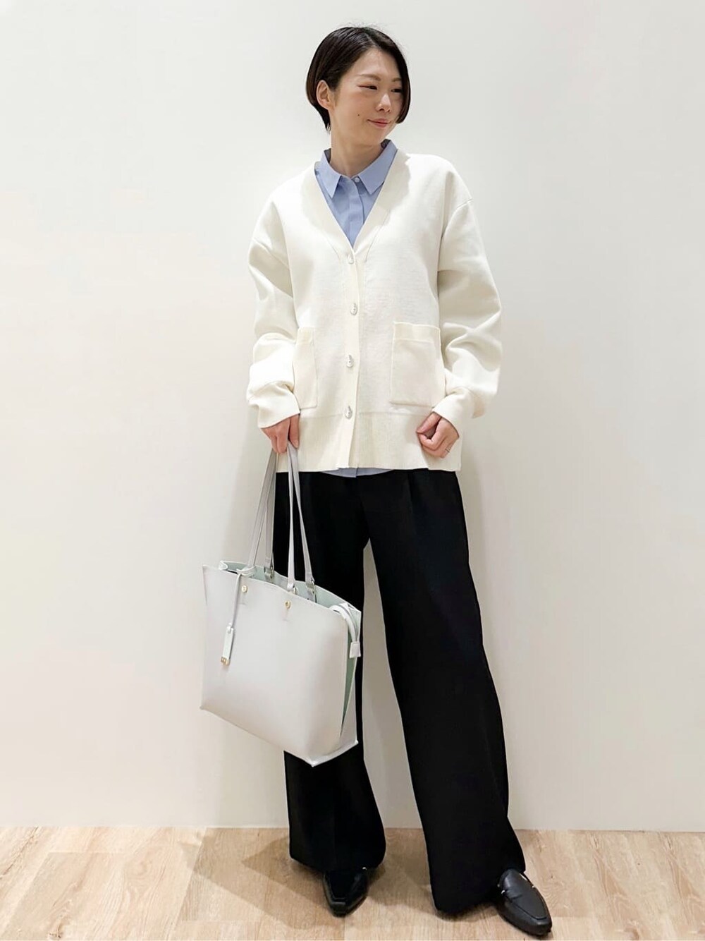 グレー系のトートバッグ、ブルー系のシャツ/ブラウス、ブラック系のその他パンツを着用したレディースの春コーディネートの6枚目の写真