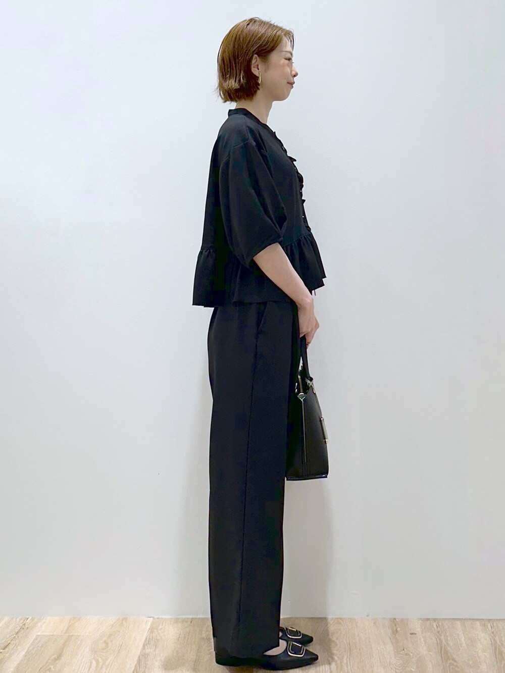 ブラック系のシャツ/ブラウス、ブラック系のその他パンツ、ブラック系のトートバッグを着用したレディースの秋コーディネートの4枚目の写真