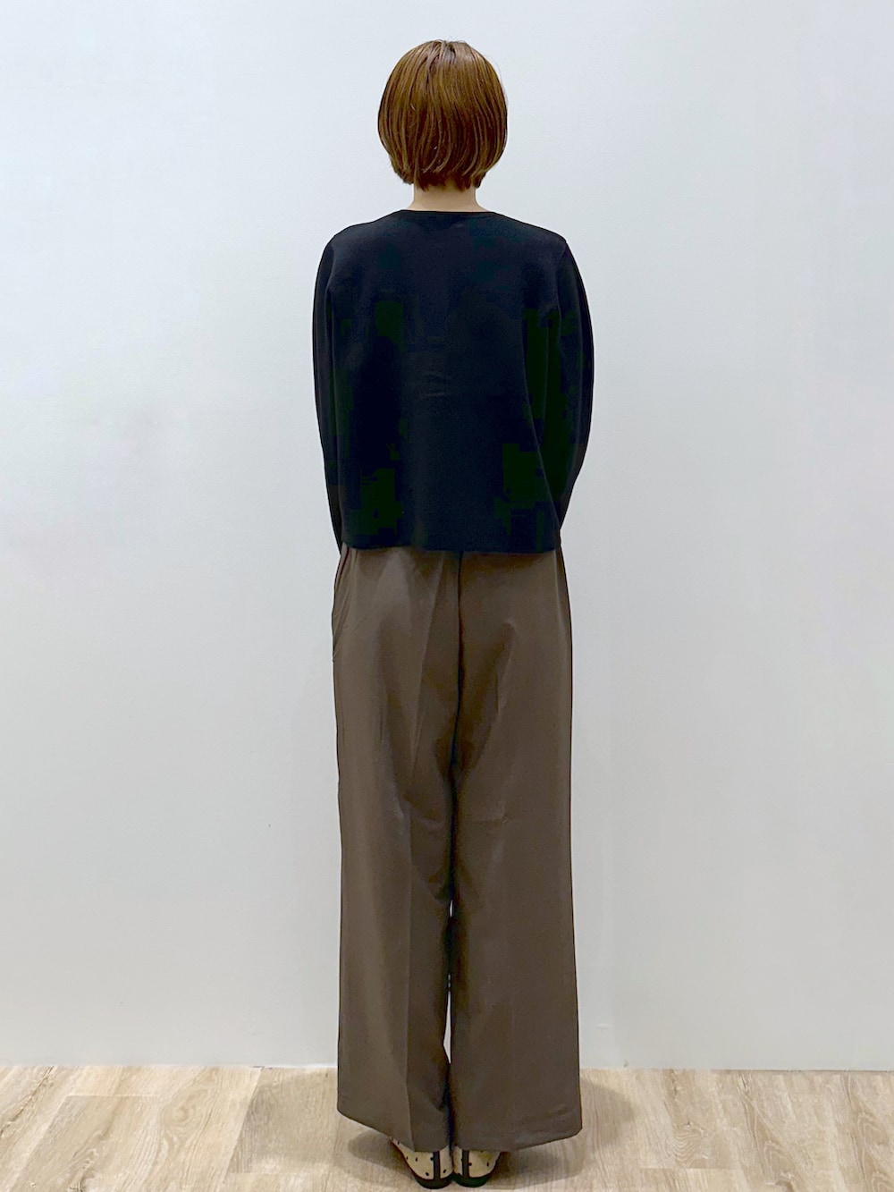 ブラック系のカーディガン/ボレロ、ブラウン系のその他パンツ、ブラック系のショルダーバッグを着用したレディースの秋コーディネートの4枚目の写真