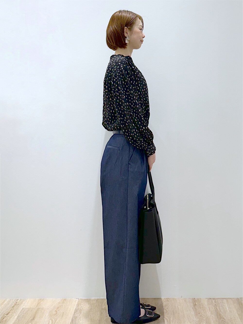 ブラック系のシャツ/ブラウス、ブルー系のその他パンツ、ブラック系のトートバッグを着用したレディースの秋コーディネートの4枚目の写真