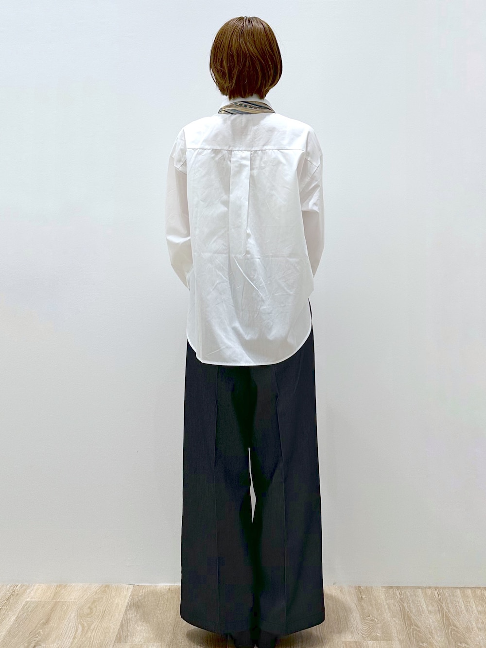 ホワイト系のシャツ/ブラウス、ブラック系のその他パンツ、ベージュ系のショルダーバッグを着用したレディースの秋コーディネートの5枚目の写真