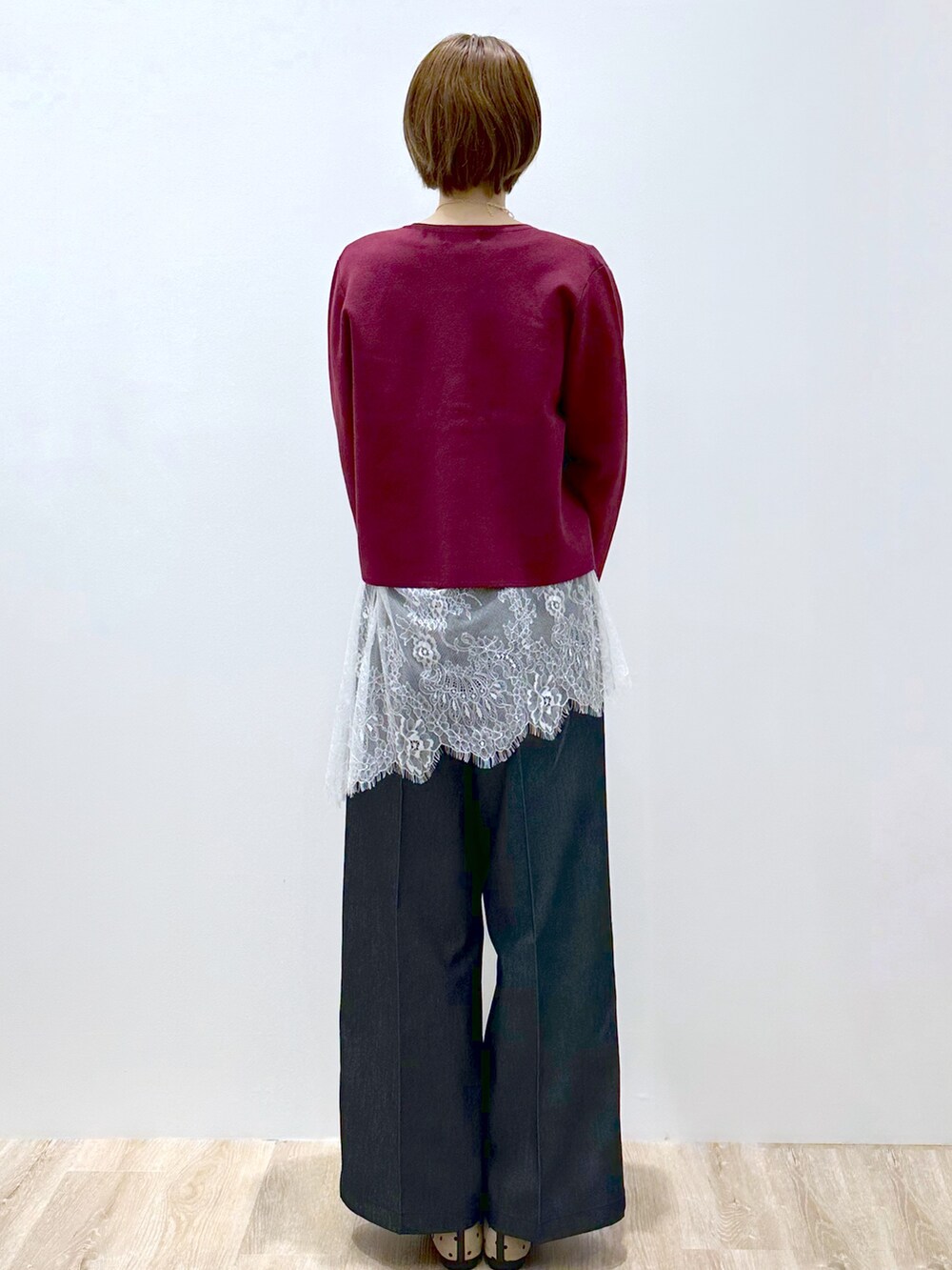 レッド系のカーディガン/ボレロ、ホワイト系のTシャツ/カットソー、ブラック系のその他パンツを着用したレディースの秋コーディネートの5枚目の写真