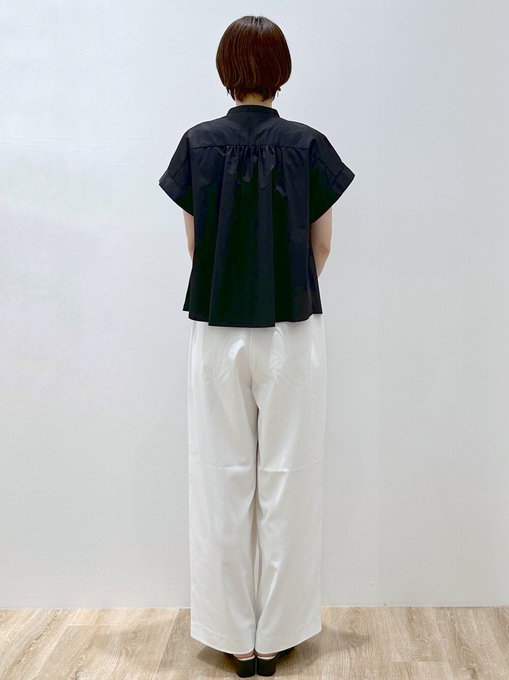 ブラック系のシャツ/ブラウス、ホワイト系のその他パンツ、ブラック系のトートバッグを着用したレディースの夏コーディネートの4枚目の写真