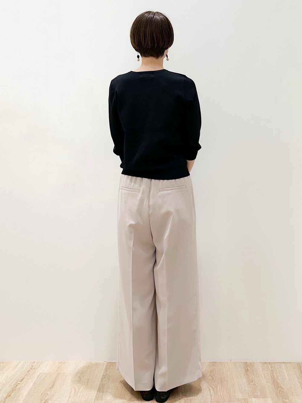 ブラック系のパンプス、ベージュ系のその他パンツ、グレー系のトートバッグを着用したレディースの春コーディネートの3枚目の写真