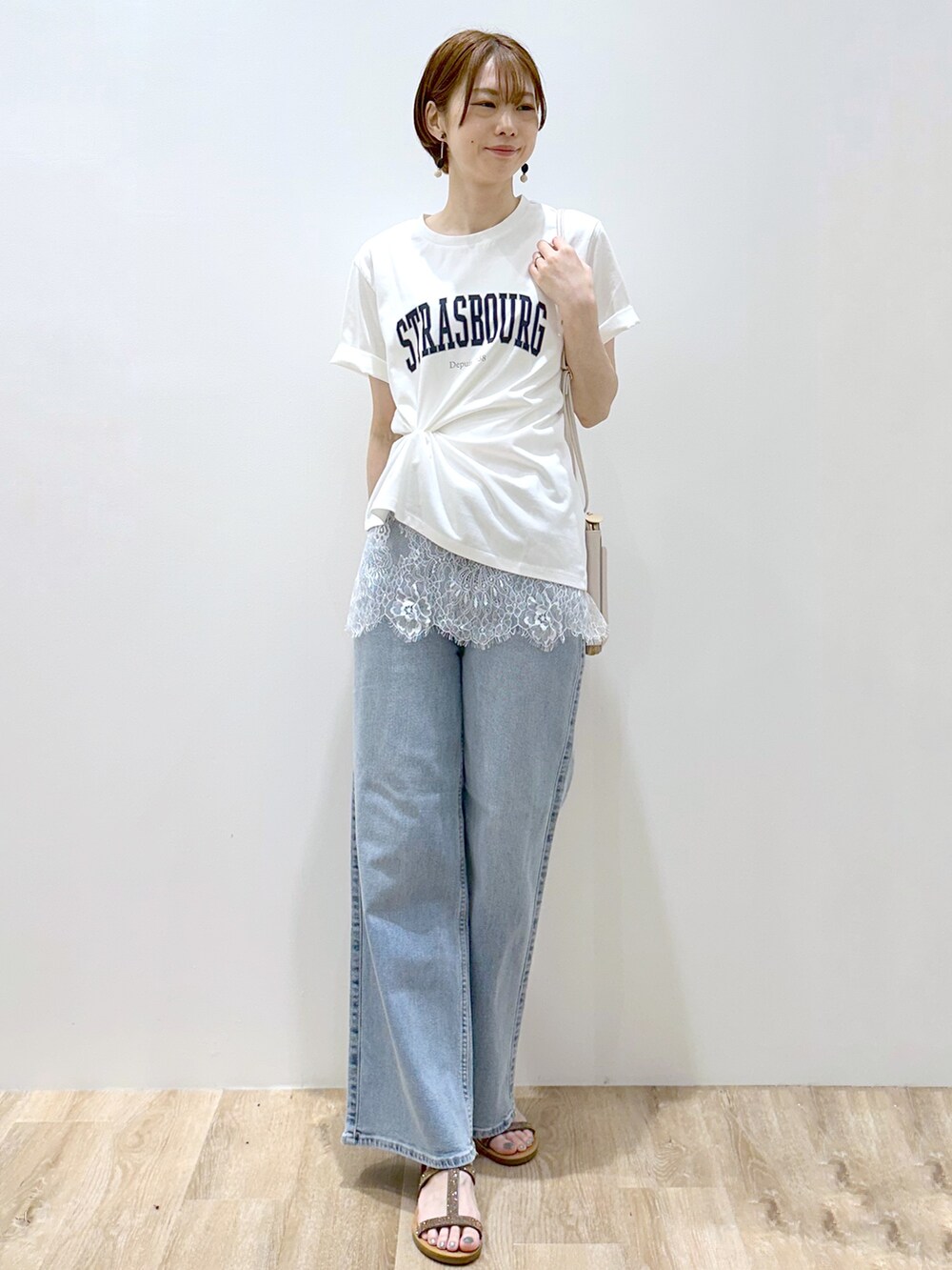 ホワイト系のTシャツ/カットソー、ホワイト系のタンクトップ、ブルー系のデニムパンツを着用したレディースの夏コーディネートの5枚目の写真