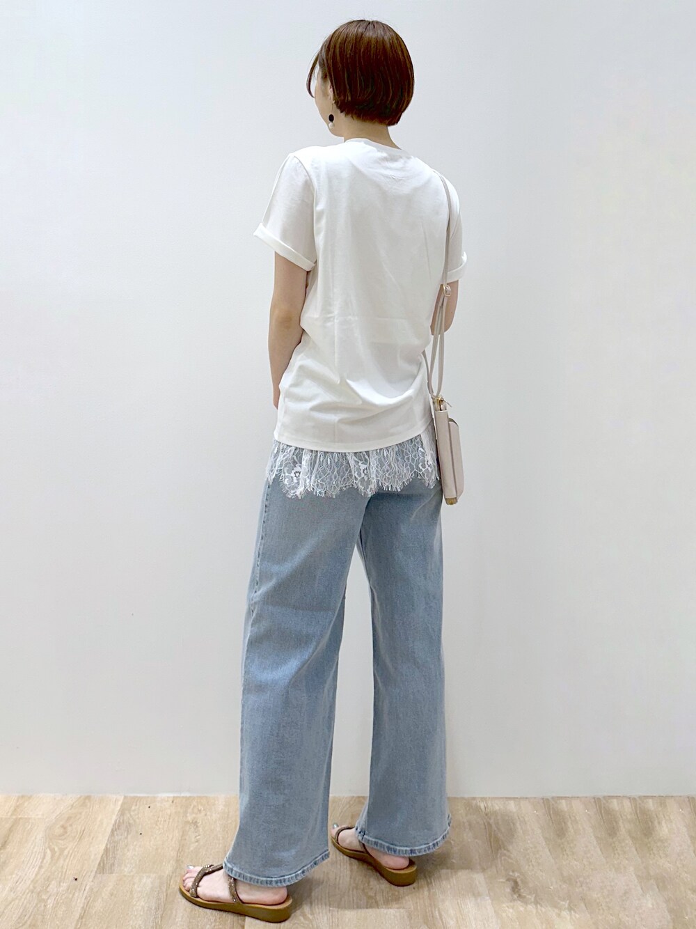 ホワイト系のTシャツ/カットソー、ホワイト系のタンクトップ、ブルー系のデニムパンツを着用したレディースの夏コーディネートの4枚目の写真