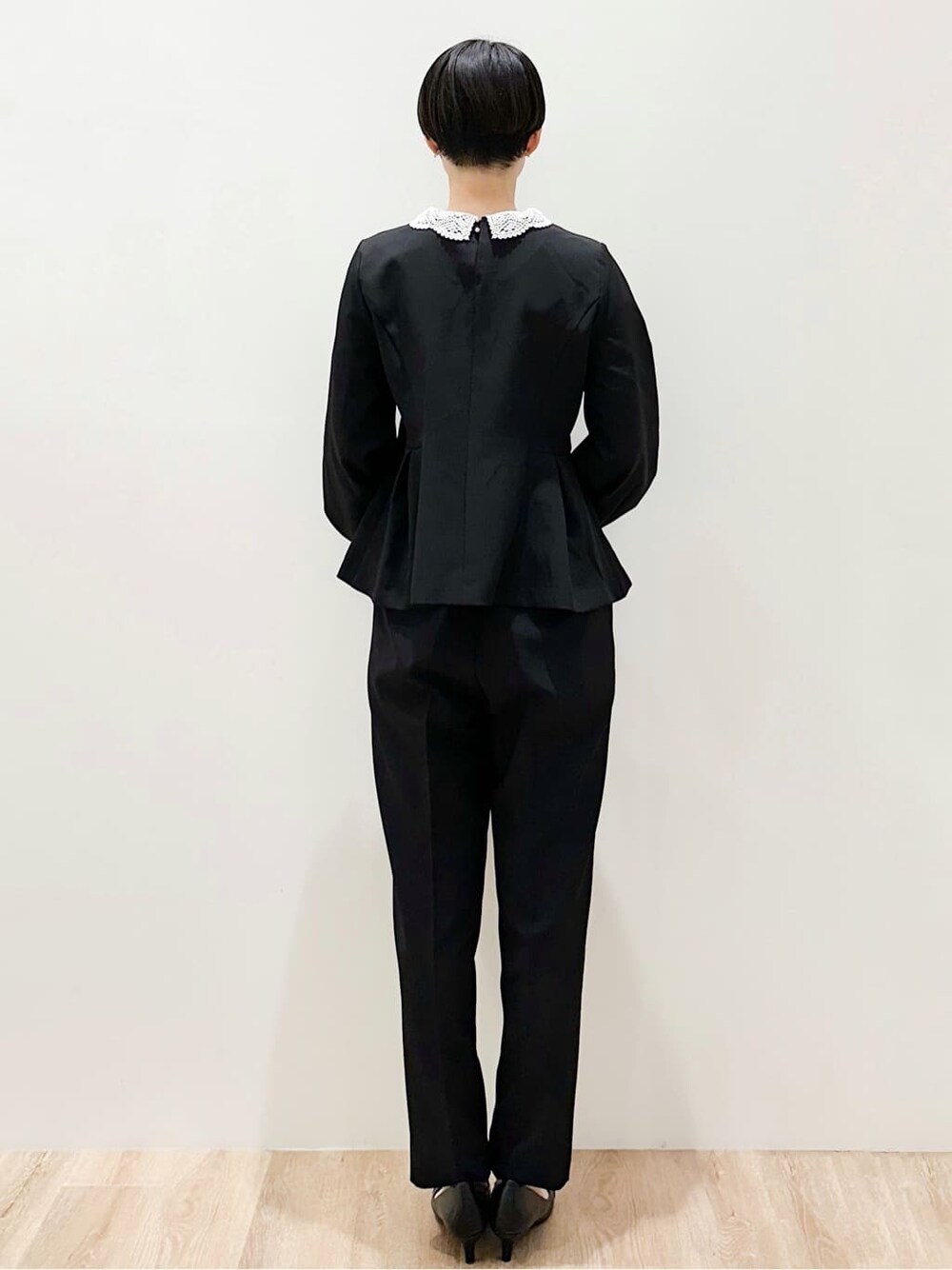 ブラック系のシャツ/ブラウス、ブラック系のその他パンツ、ブラック系のショルダーバッグを着用したレディースの冬コーディネートの4枚目の写真