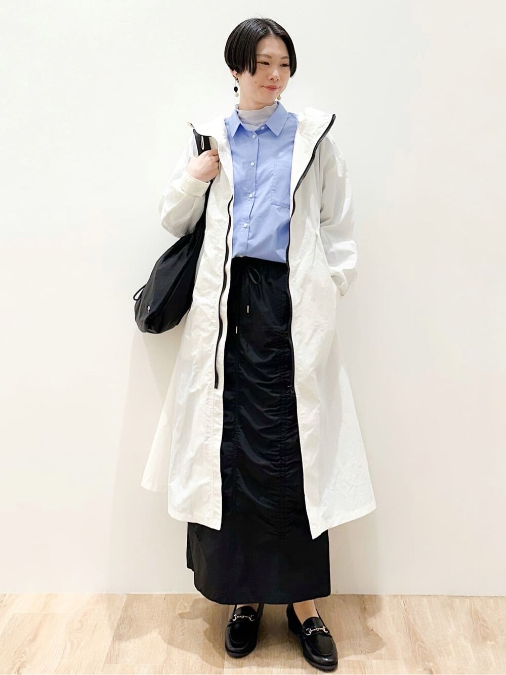 ホワイト系のその他アウター、ブルー系のシャツ/ブラウス、ブルー系のTシャツ/カットソーを着用したレディースの冬コーディネートの8枚目の写真