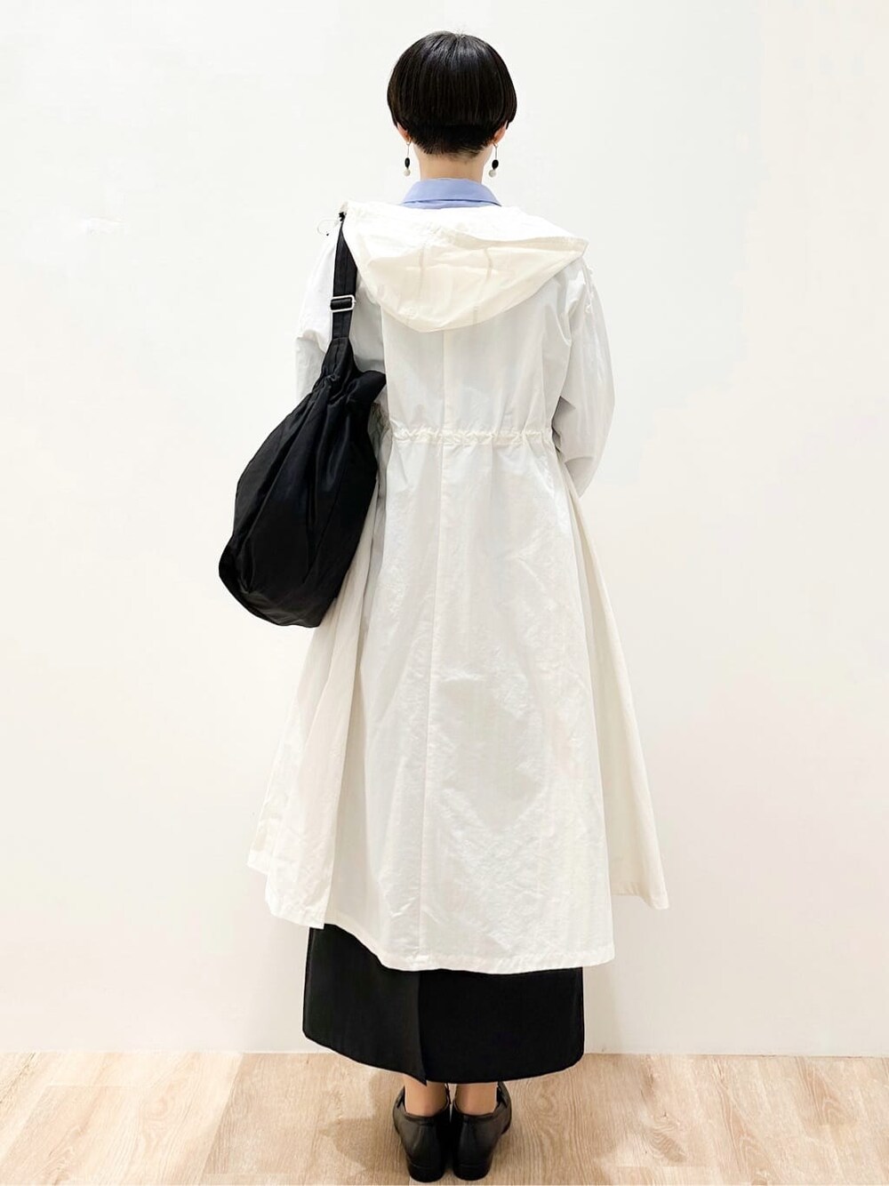 ホワイト系のその他アウター、ブルー系のシャツ/ブラウス、ブルー系のTシャツ/カットソーを着用したレディースの冬コーディネートの4枚目の写真