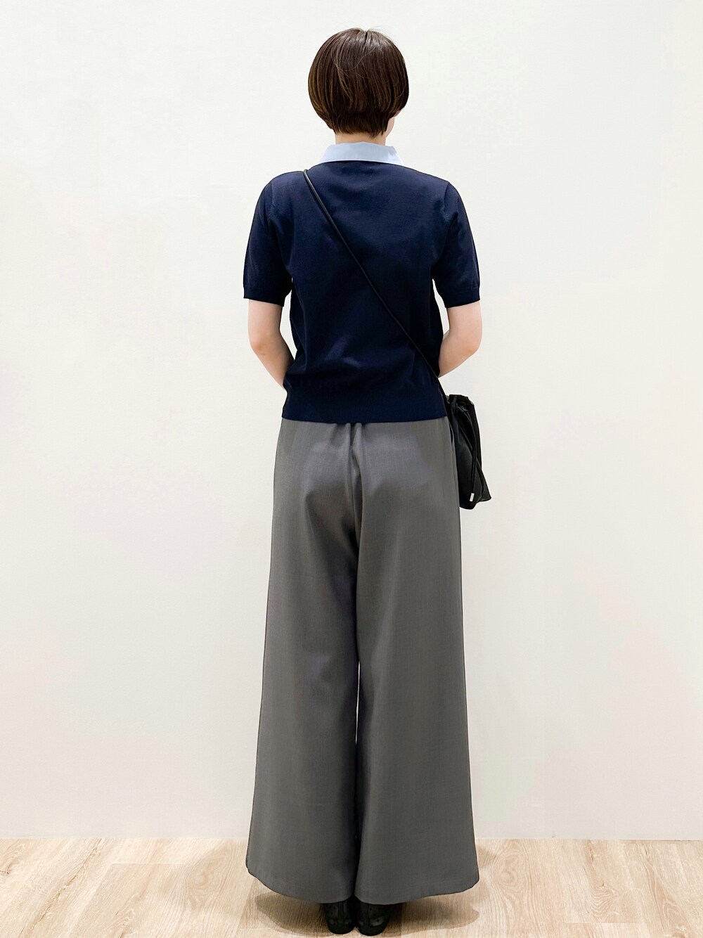 ブラック系のショルダーバッグ、ブラック系のパンプス、グレー系のその他パンツを着用したレディースの春コーディネートの4枚目の写真