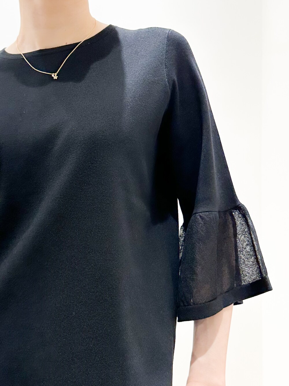 ブラック系のパンプス、グレー系のその他パンツ、ブラック系のショルダーバッグを着用したレディースの春コーディネートの5枚目の写真