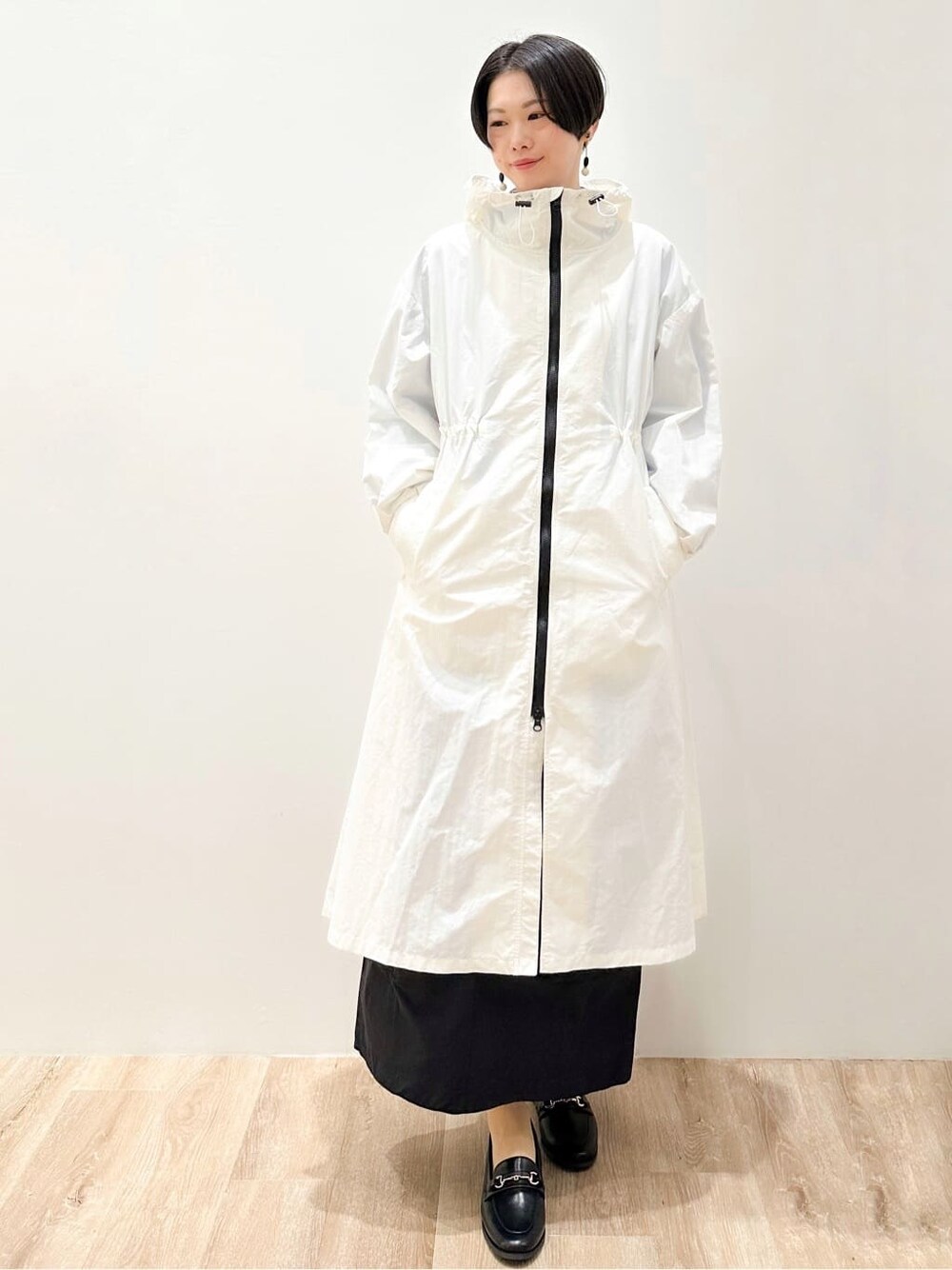 ホワイト系のその他アウター、ブルー系のシャツ/ブラウス、ブルー系のTシャツ/カットソーを着用したレディースの冬コーディネートの7枚目の写真