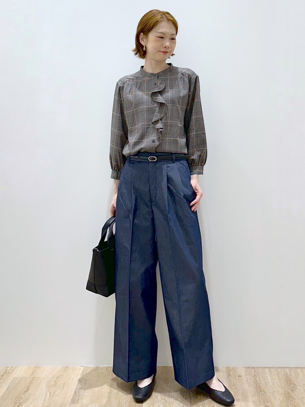 グレー系のシャツ/ブラウス、ブルー系のその他パンツ、ブラック系のトートバッグを着用したレディースの秋コーディネートの7枚目の写真