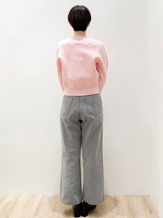 ピンク系のカーディガン/ボレロ、グレー系のその他パンツ、ホワイト系のハンドバッグを着用したレディースの秋コーディネートの3枚目の写真