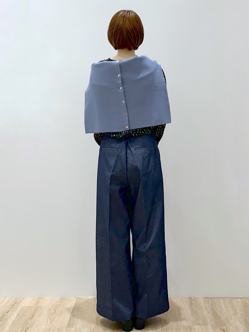 ブルー系のカーディガン/ボレロ、ブラック系のシャツ/ブラウス、ブルー系のその他パンツを着用したレディースの秋コーディネートの5枚目の写真
