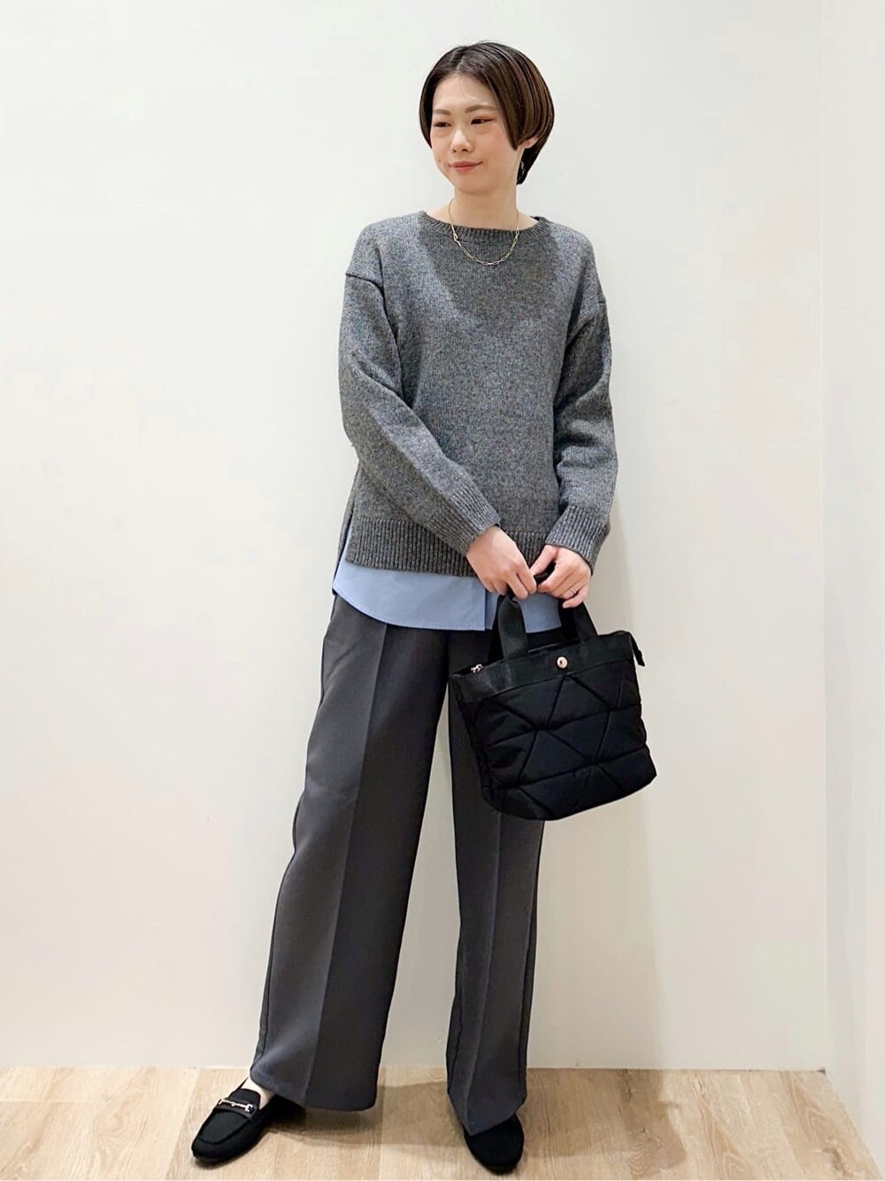 グレー系のニット/セーター、ブルー系のTシャツ/カットソー、グレー系のその他パンツを着用したレディースの冬コーディネートの5枚目の写真