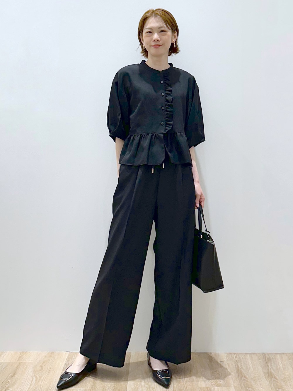 ブラック系のシャツ/ブラウス、ブラック系のその他パンツ、ブラック系のトートバッグを着用したレディースの秋コーディネートの6枚目の写真