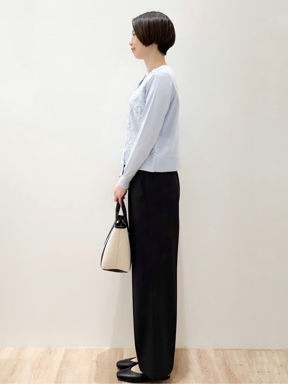 ブラック系のパンプス、ブラック系のその他パンツ、ブラック系のトートバッグを着用したレディースの春コーディネートの2枚目の写真