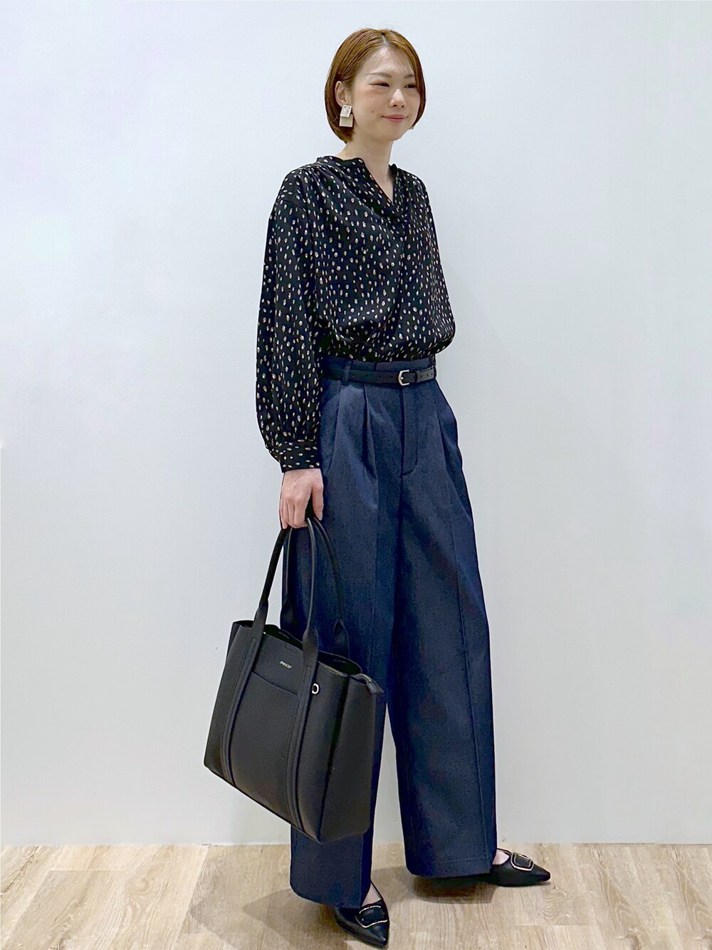 ブラック系のシャツ/ブラウス、ブルー系のその他パンツ、ブラック系のトートバッグを着用したレディースの秋コーディネートの3枚目の写真