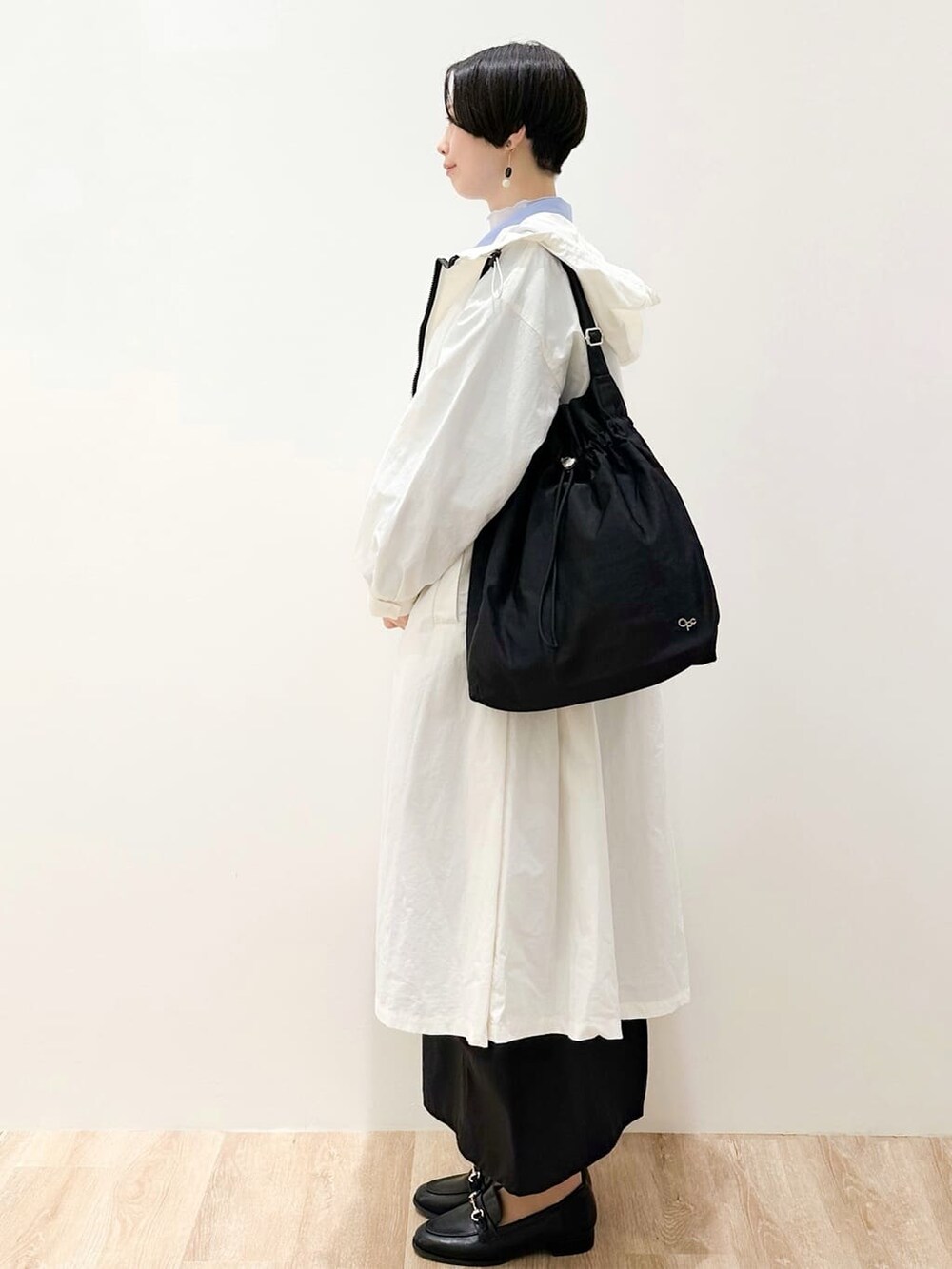 ホワイト系のその他アウター、ブルー系のシャツ/ブラウス、ブルー系のTシャツ/カットソーを着用したレディースの冬コーディネートの3枚目の写真