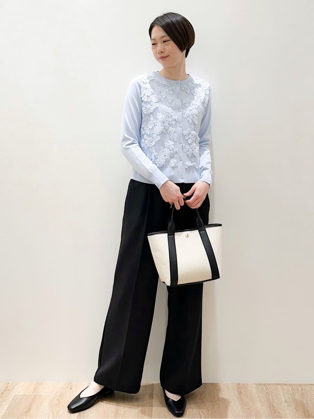 ブラック系のパンプス、ブラック系のその他パンツ、ブラック系のトートバッグを着用したレディースの春コーディネートの5枚目の写真