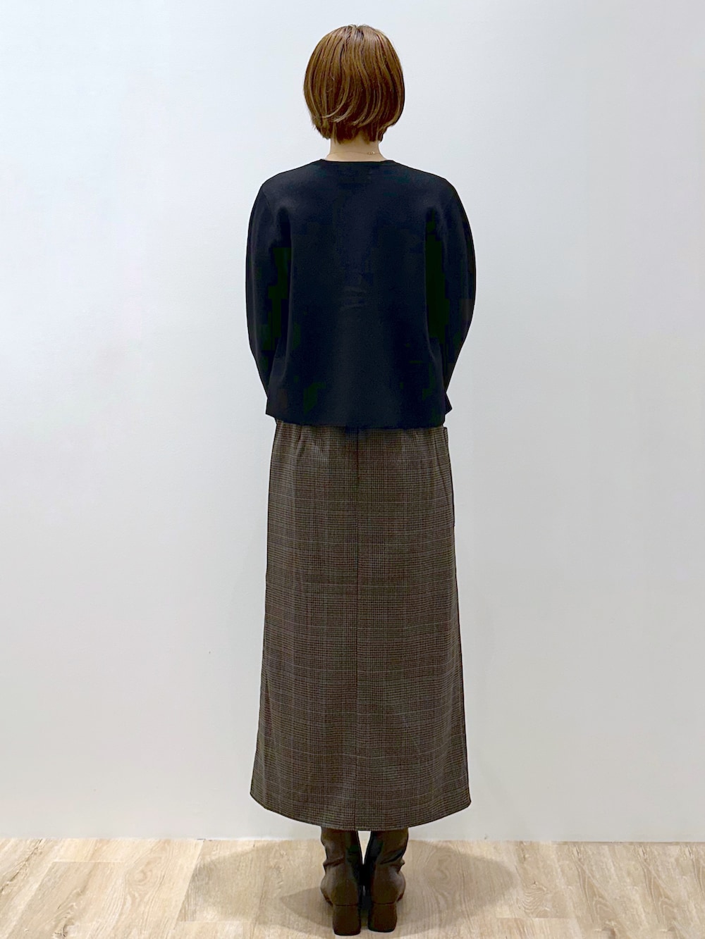 ブラック系のカーディガン/ボレロ、レッド系のニット/セーター、ブラック系のトートバッグを着用したレディースの秋コーディネートの5枚目の写真