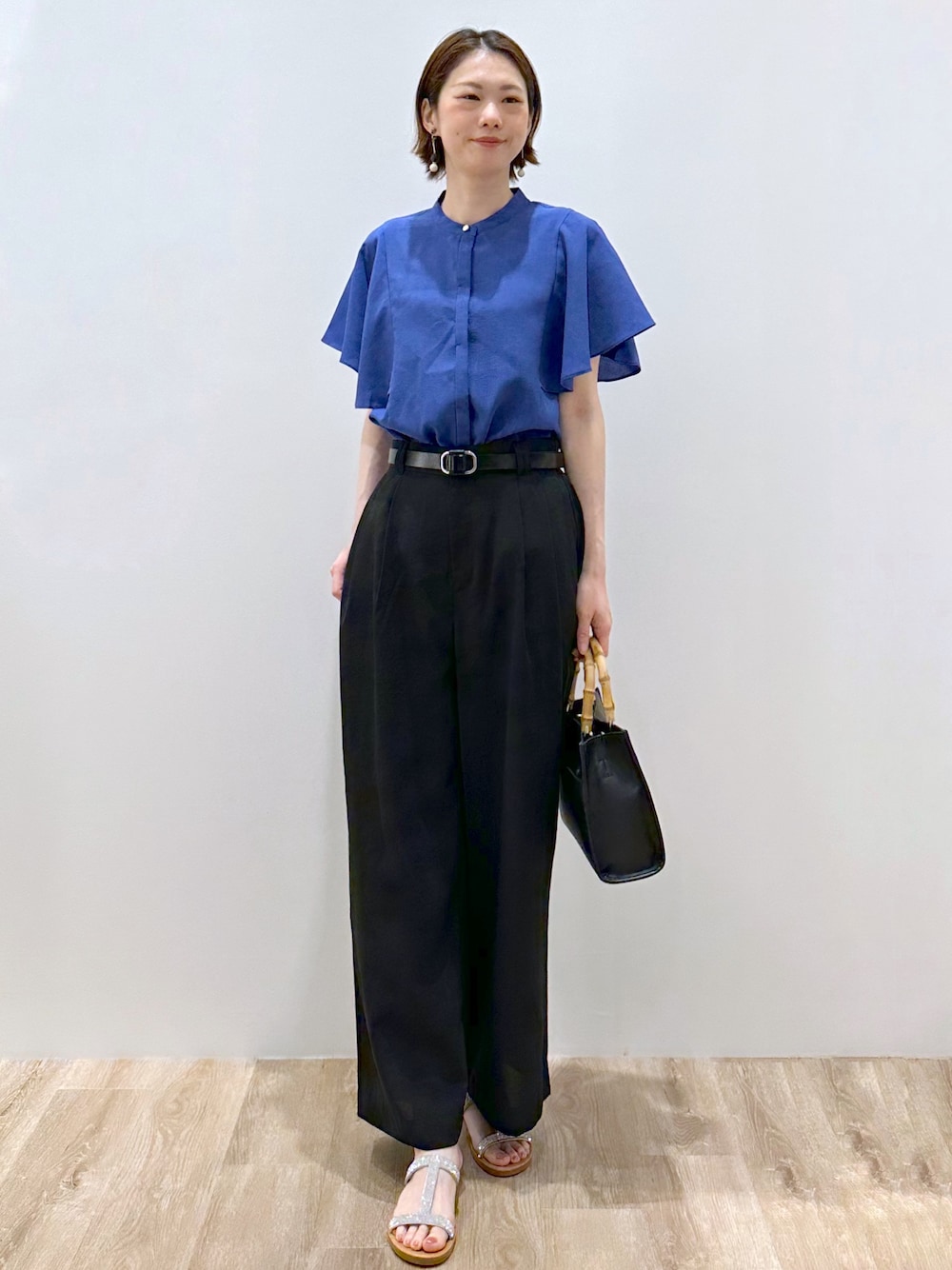 ブルー系のシャツ/ブラウス、ブラック系のその他パンツ、ブラック系のトートバッグを着用したレディースの夏コーディネートの2枚目の写真