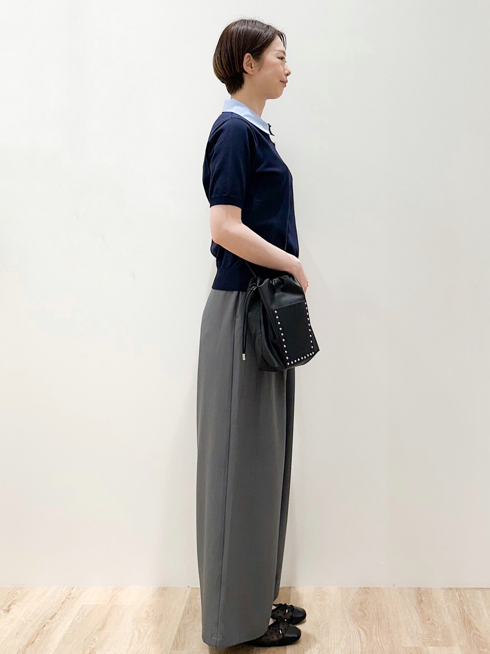 ブラック系のショルダーバッグ、ブラック系のパンプス、グレー系のその他パンツを着用したレディースの春コーディネートの3枚目の写真