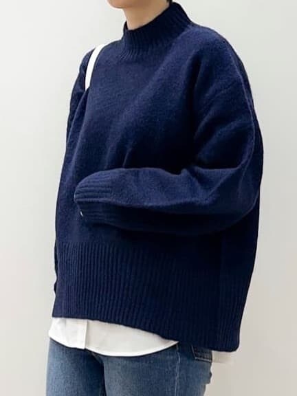 ブルー系のニット/セーター、ホワイト系のTシャツ/カットソー、ブルー系のデニムパンツを着用したレディースの冬コーディネートの5枚目の写真