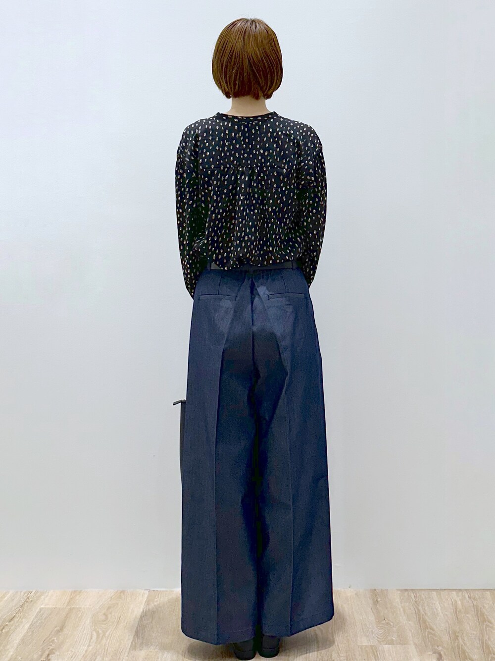 ブラック系のシャツ/ブラウス、ブルー系のその他パンツ、ブラック系のトートバッグを着用したレディースの秋コーディネートの5枚目の写真