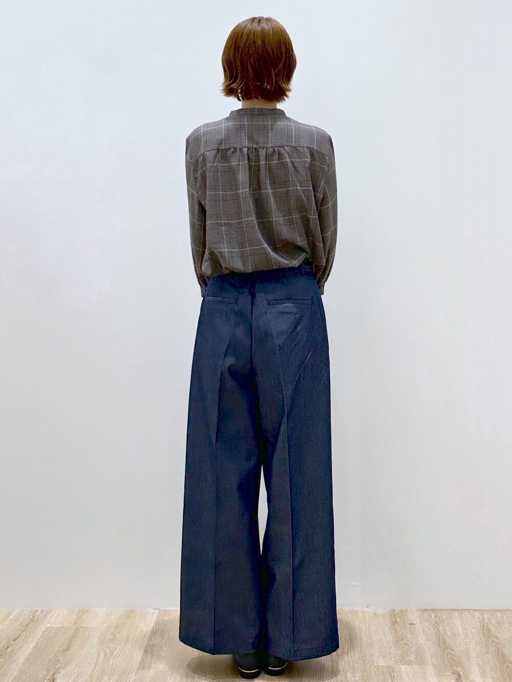 グレー系のシャツ/ブラウス、ブルー系のその他パンツ、ブラック系のトートバッグを着用したレディースの秋コーディネートの5枚目の写真
