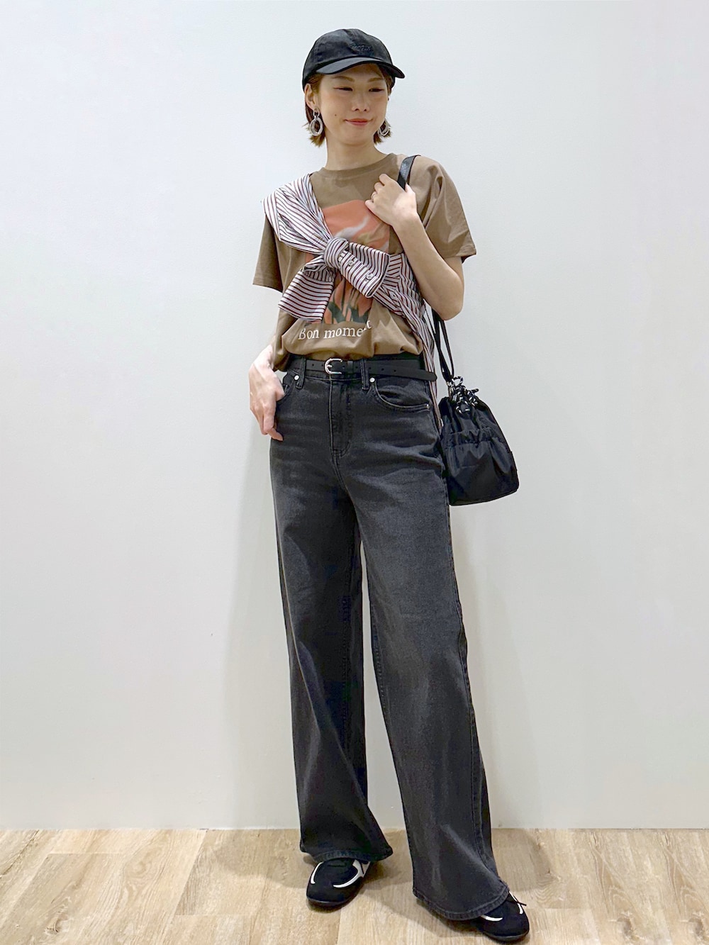 ブラウン系のシャツ/ブラウス、ブラウン系のTシャツ/カットソー、ブラック系のデニムパンツを着用したレディースの秋コーディネートの7枚目の写真