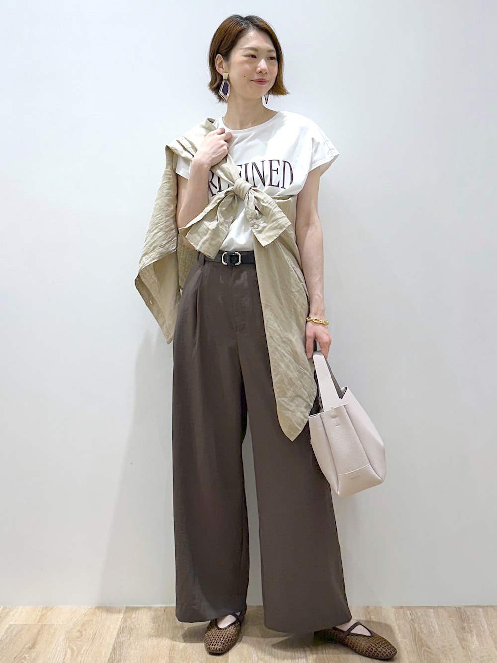 ベージュ系のシャツ/ブラウス、ホワイト系のTシャツ/カットソー、ブラウン系のその他パンツを着用したレディースの夏コーディネートの6枚目の写真