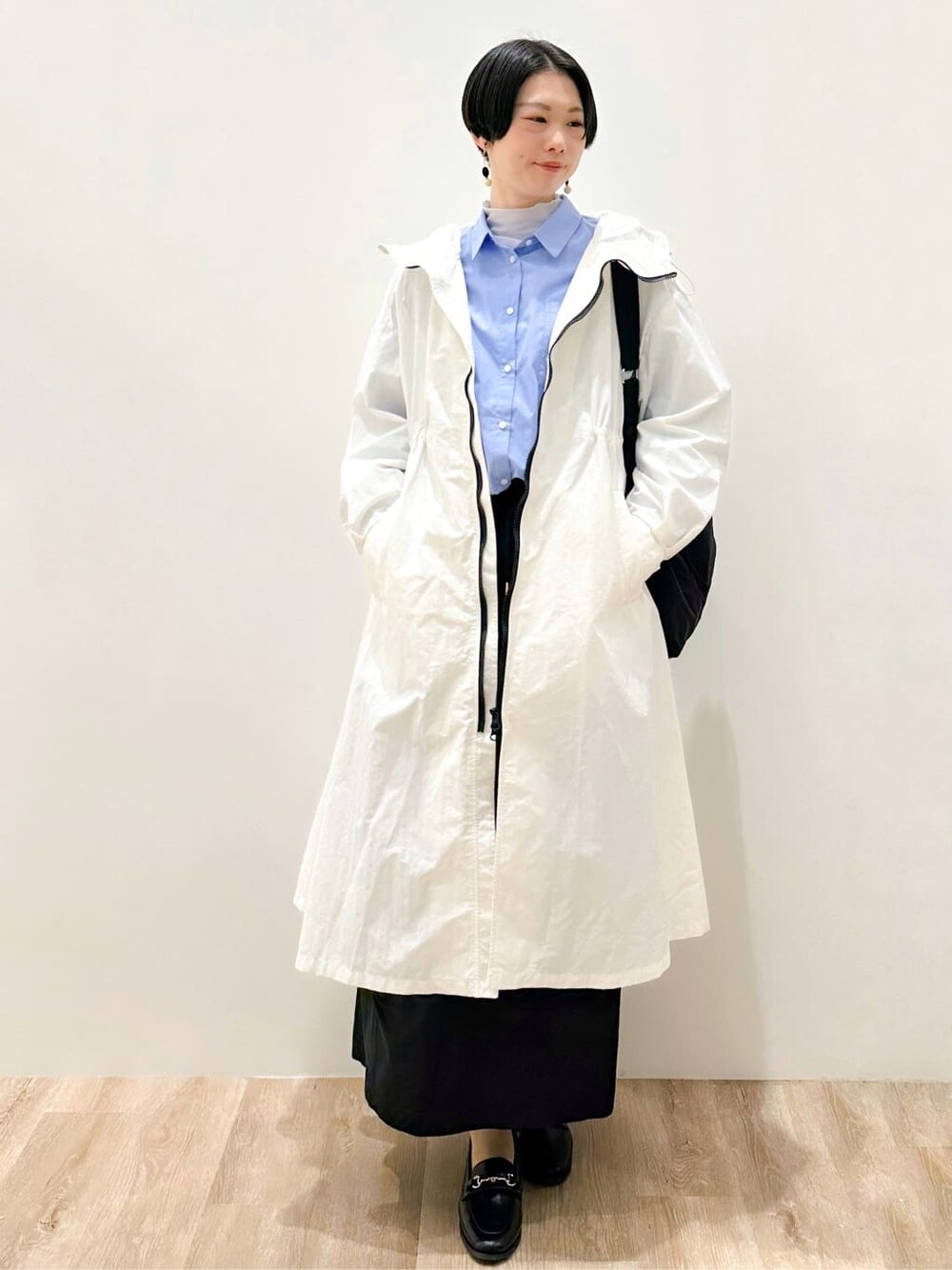 ホワイト系のその他アウター、ブルー系のシャツ/ブラウス、ブルー系のTシャツ/カットソーを着用したレディースの冬コーディネートの2枚目の写真