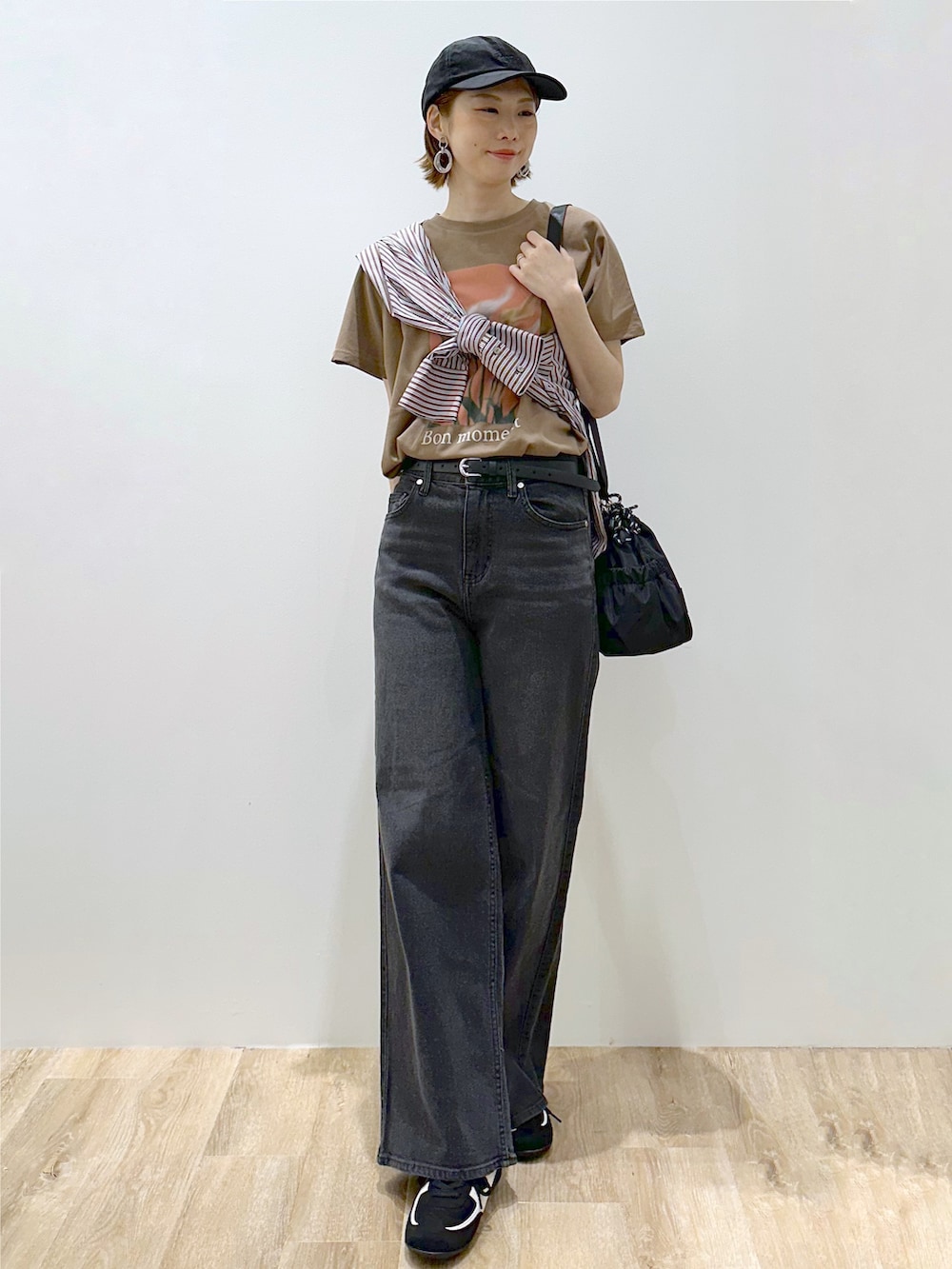 ブラウン系のシャツ/ブラウス、ブラウン系のTシャツ/カットソー、ブラック系のデニムパンツを着用したレディースの秋コーディネートの2枚目の写真