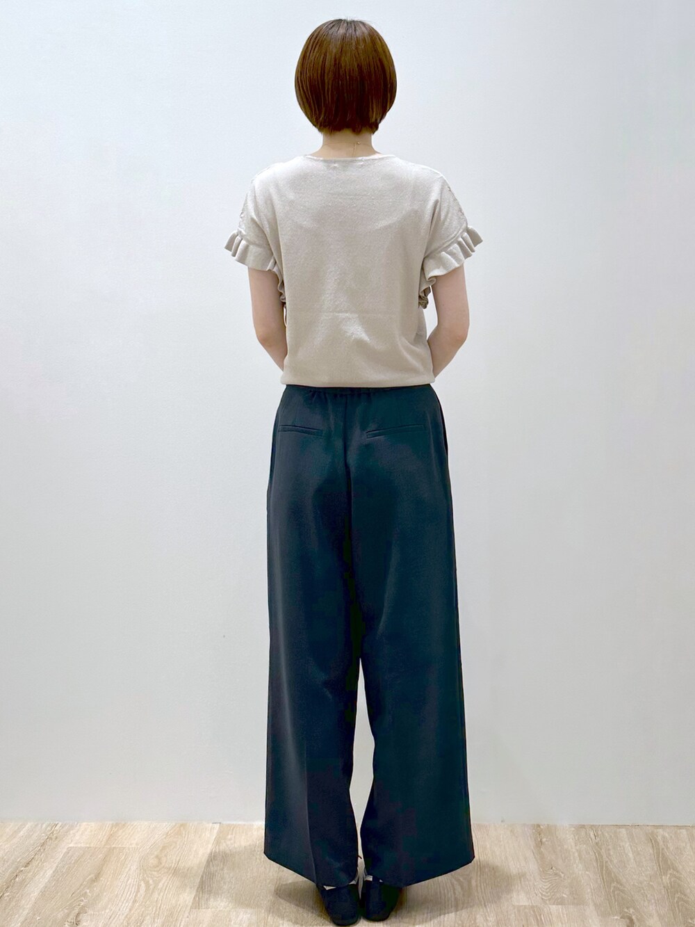 ベージュ系のニット/セーター、ブルー系のその他パンツ、ブルー系のトートバッグを着用したレディースの夏コーディネートの4枚目の写真