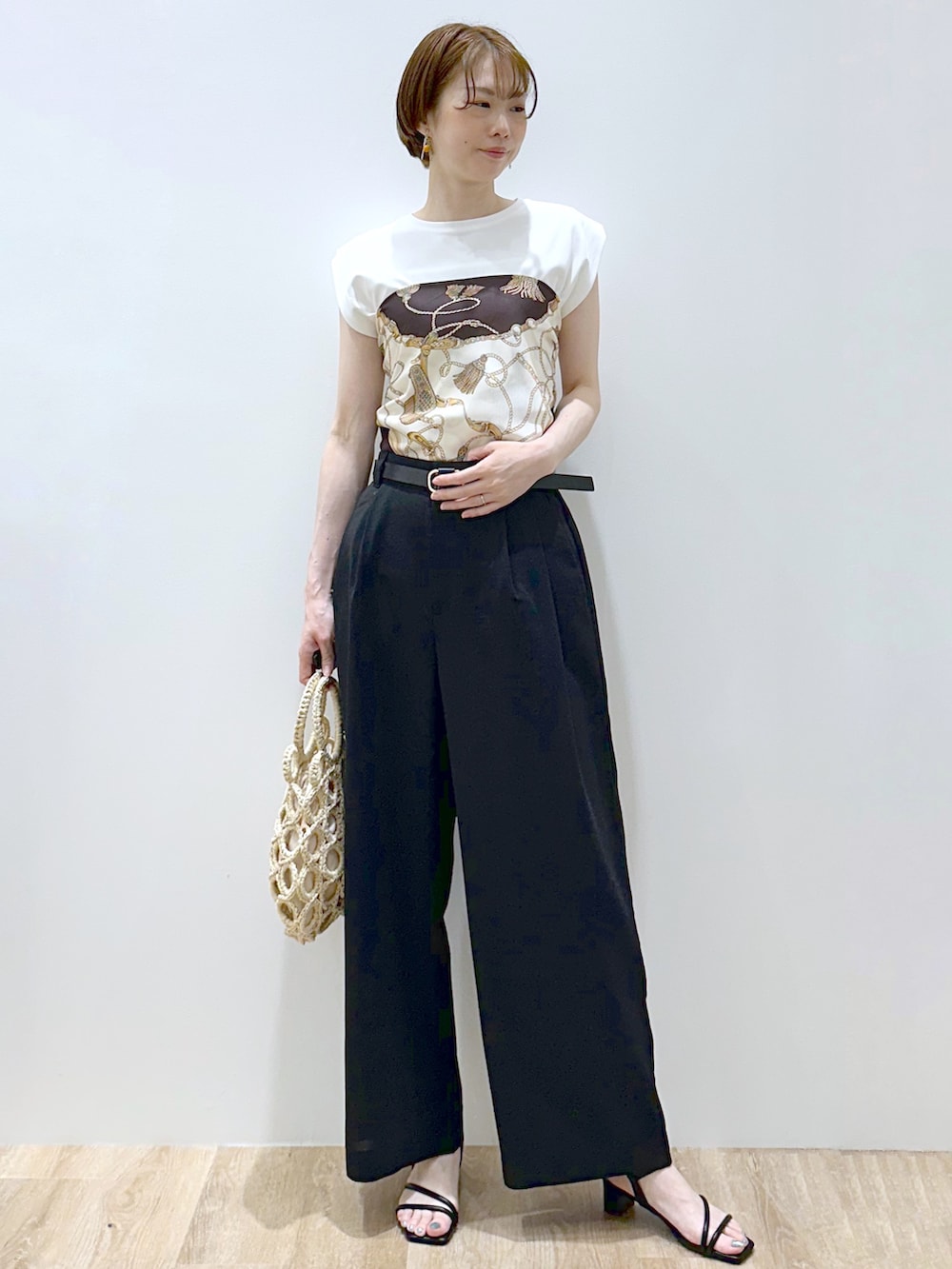 ホワイト系のTシャツ/カットソー、ブラック系のその他パンツ、ホワイト系のハンドバッグを着用したレディースの夏コーディネートの5枚目の写真