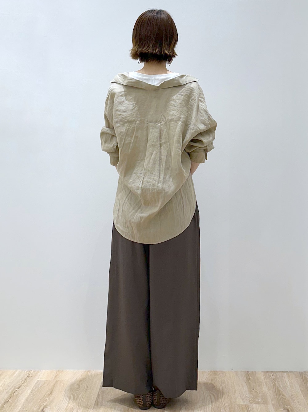 ベージュ系のシャツ/ブラウス、ホワイト系のTシャツ/カットソー、ブラウン系のその他パンツを着用したレディースの夏コーディネートの3枚目の写真