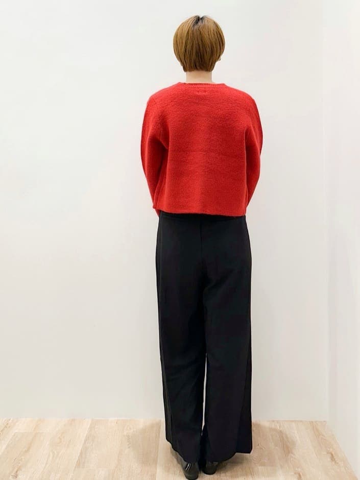 レッド系のカーディガン/ボレロ、ホワイト系のTシャツ/カットソー、ブラック系のその他パンツを着用したレディースの秋コーディネートの3枚目の写真