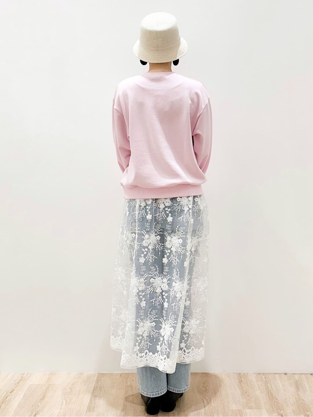 ブラック系のパンプス、ブルー系のデニムパンツ、ピンク系のTシャツ/カットソーを着用したレディースの春コーディネートの3枚目の写真