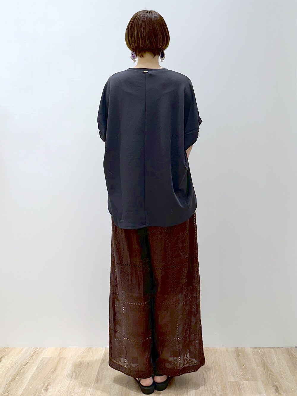 グレー系のTシャツ/カットソー、ブラウン系のその他パンツ、ブラック系のトートバッグを着用したレディースの春コーディネートの3枚目の写真