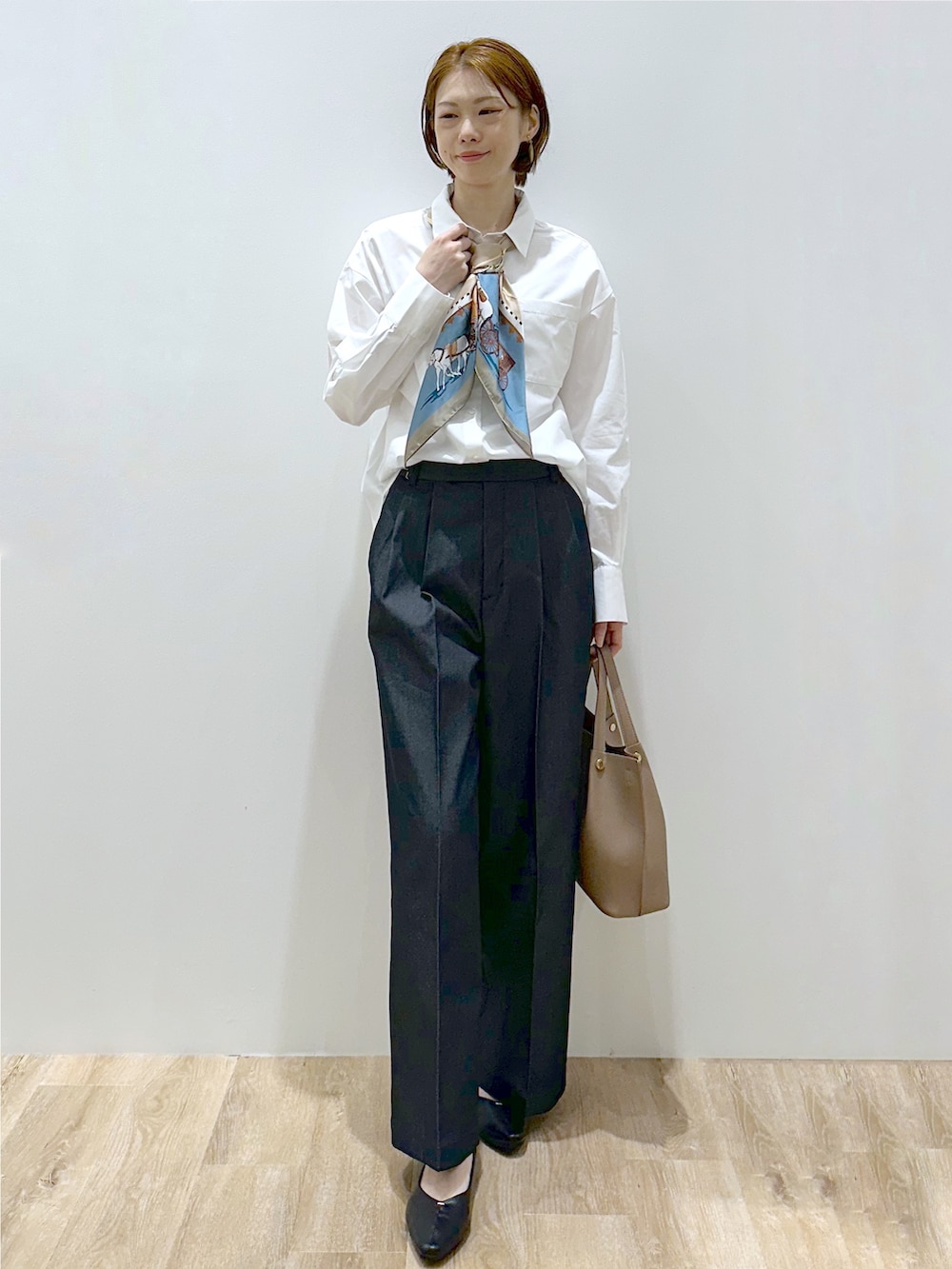 ホワイト系のシャツ/ブラウス、ブラック系のその他パンツ、ベージュ系のショルダーバッグを着用したレディースの秋コーディネートの2枚目の写真