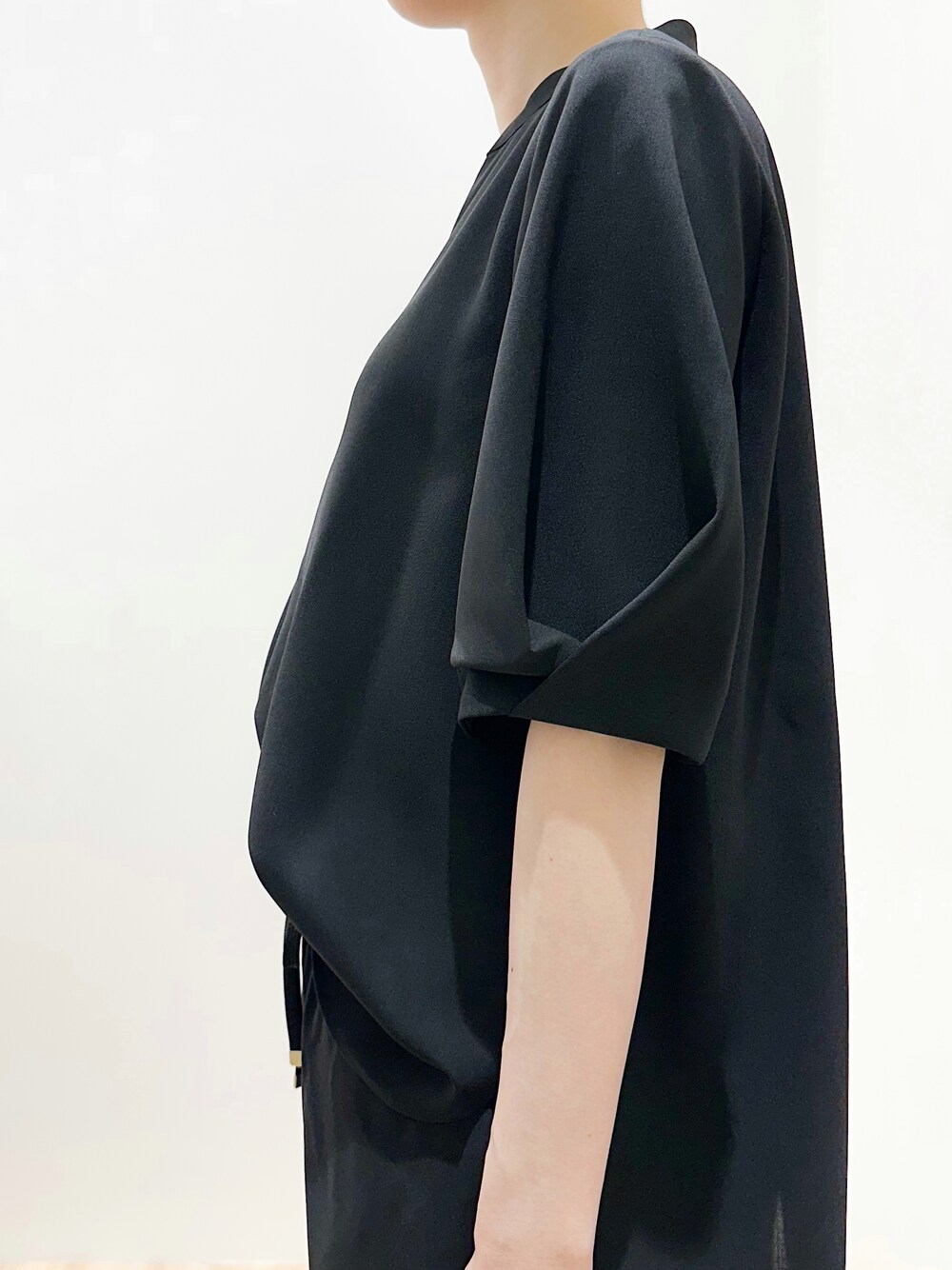 ブラック系のパンプス、ブラック系のシャツ/ブラウス、ブラック系のその他パンツを着用したレディースの春コーディネートの6枚目の写真
