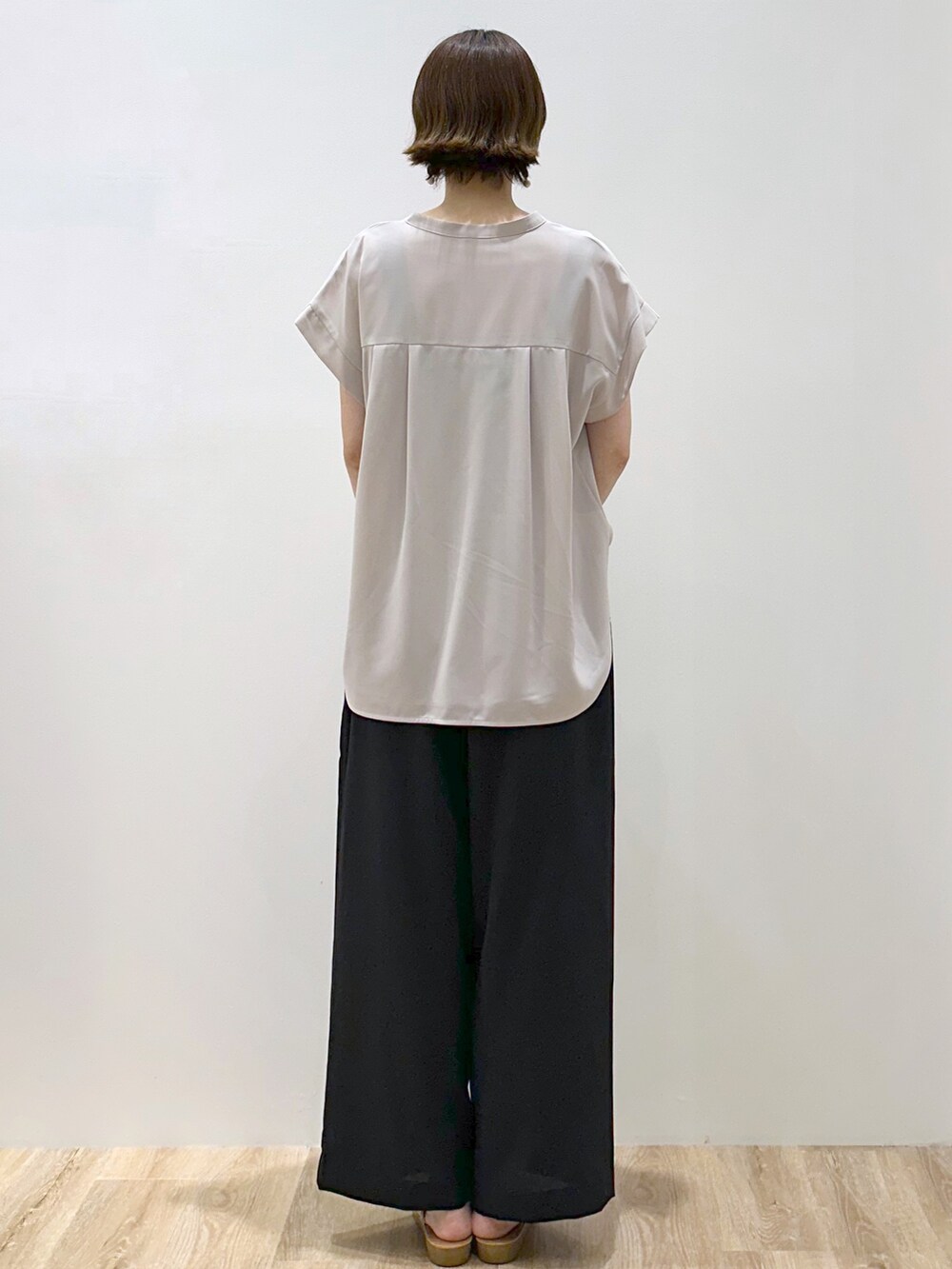 ベージュ系のシャツ/ブラウス、ブラック系のタンクトップ、ブラック系のその他パンツを着用したレディースの夏コーディネートの4枚目の写真