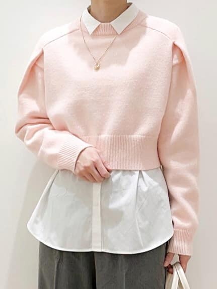 ピンク系のニット/セーター、ホワイト系のシャツ/ブラウス、グレー系のその他パンツを着用したレディースの冬コーディネートの6枚目の写真