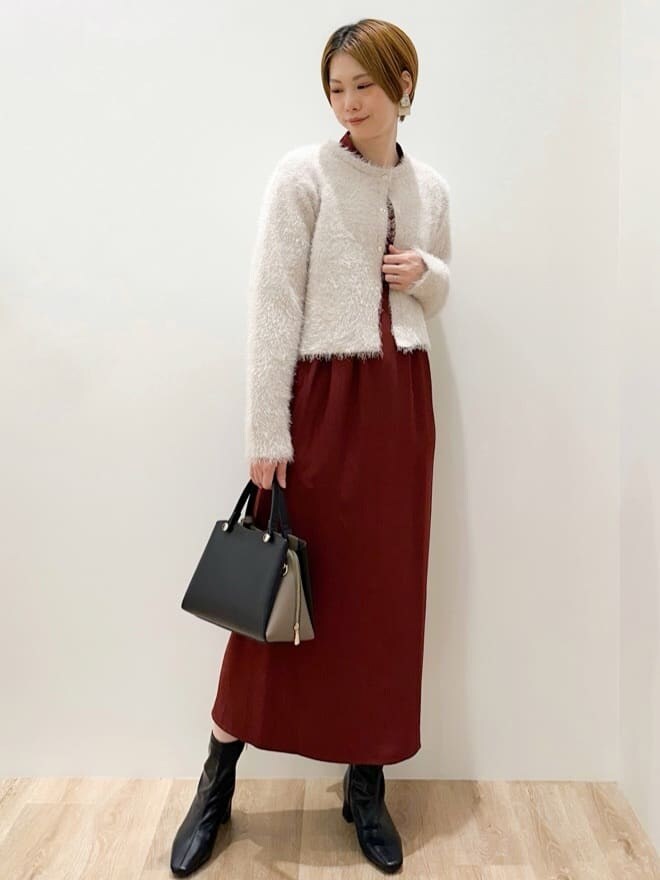 ホワイト系のカーディガン/ボレロ、レッド系のワンピース、ブラック系のショルダーバッグを着用したレディースの秋コーディネートの4枚目の写真